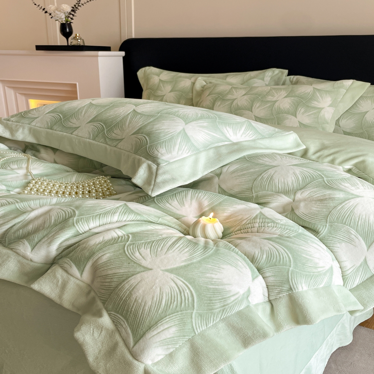 91家纺网 家纺一手货源 找家纺 畅畅家纺 2025新款冬季拼角雕花牛奶绒宽包边床单床笠四件套 都市映像-浅绿