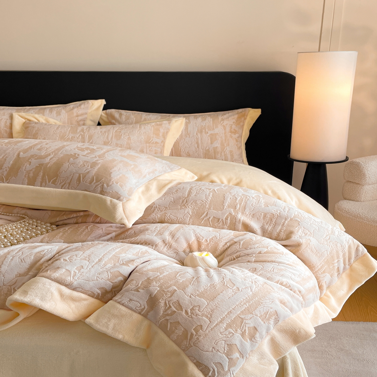 91家纺网 家纺一手货源 找家纺 畅畅家纺 2025新款冬季拼角雕花牛奶绒宽包边床单床笠四件套 英伦骑士-浅米咖