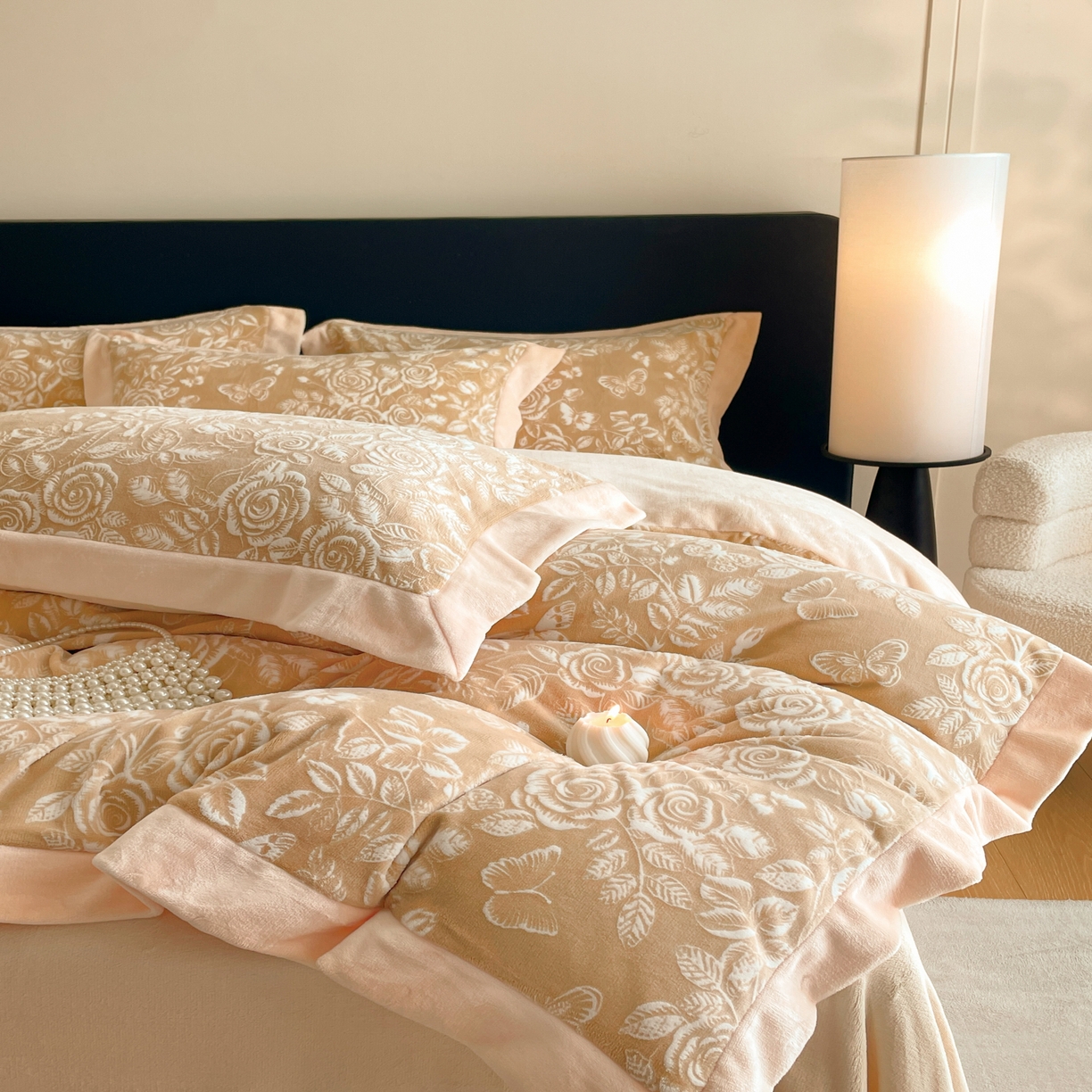 91家纺网 家纺一手货源 找家纺 畅畅家纺 2025新款冬季拼角雕花牛奶绒宽包边床单床笠四件套 永恒之爱-咖