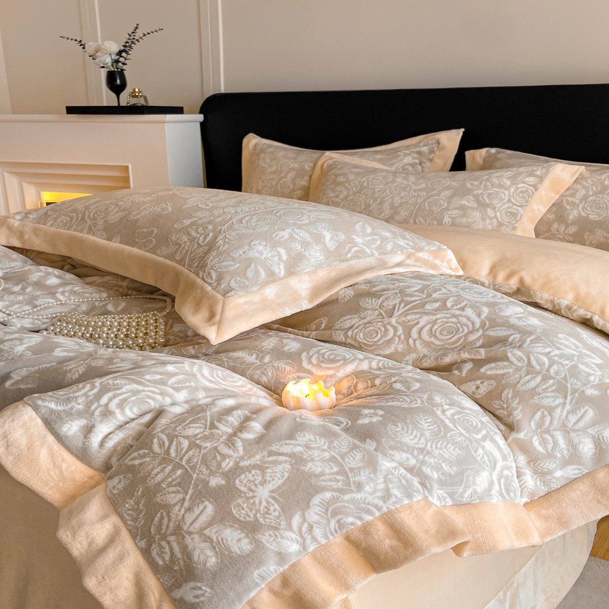 91家纺网 家纺一手货源 找家纺 畅畅家纺 2025新款冬季拼角雕花牛奶绒宽包边床单床笠四件套 永恒之爱-羊绒灰