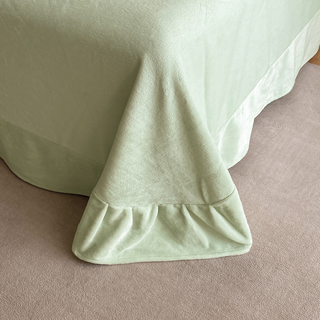 91家纺网 家纺一手货源 找家纺 畅畅家纺 2025新款冬季拼角雕花牛奶绒宽包边床单床笠四件套 都市映像-浅绿