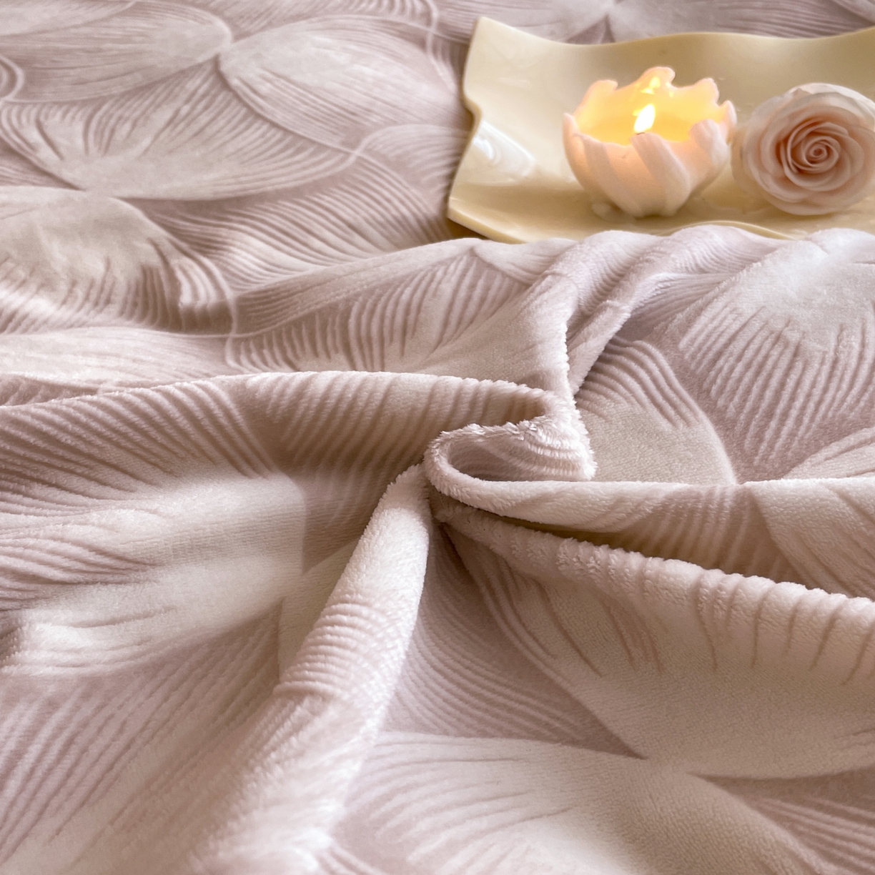 91家纺网 家纺一手货源 找家纺 畅畅家纺 2025新款冬季拼角雕花牛奶绒宽包边床单床笠四件套 都市映像-燕麦色