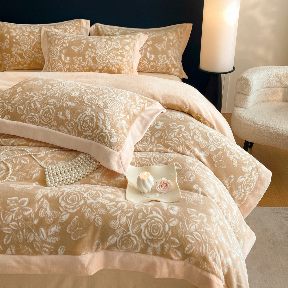 91家纺网 家纺一手货源 找家纺 畅畅家纺 2025新款冬季拼角雕花牛奶绒宽包边床单床笠四件套 永恒之爱-咖