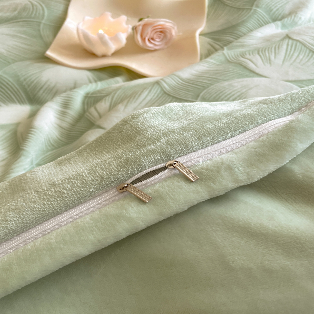 91家纺网 家纺一手货源 找家纺 畅畅家纺 2025新款冬季拼角雕花牛奶绒宽包边床单床笠四件套 都市映像-浅绿