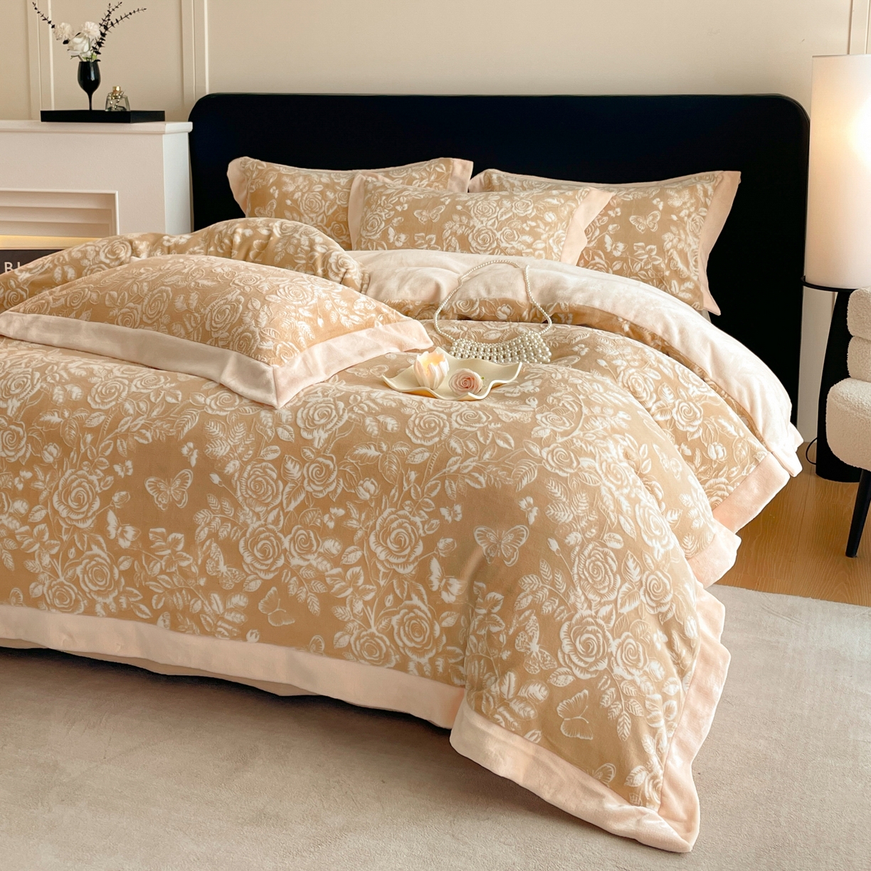 91家纺网 家纺一手货源 找家纺 畅畅家纺 2025新款冬季拼角雕花牛奶绒宽包边床单床笠四件套 永恒之爱-咖