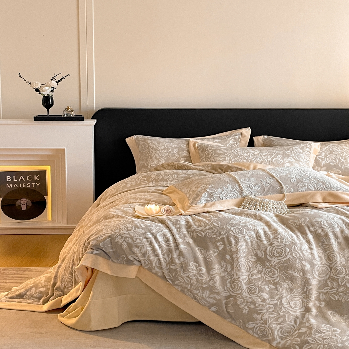 91家纺网 家纺一手货源 找家纺 畅畅家纺 2025新款冬季拼角雕花牛奶绒宽包边床单床笠四件套 永恒之爱-羊绒灰