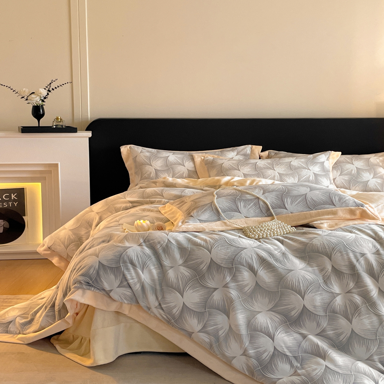 91家纺网 家纺一手货源 找家纺 畅畅家纺 2025新款冬季拼角雕花牛奶绒宽包边床单床笠四件套 都市映像-浅灰