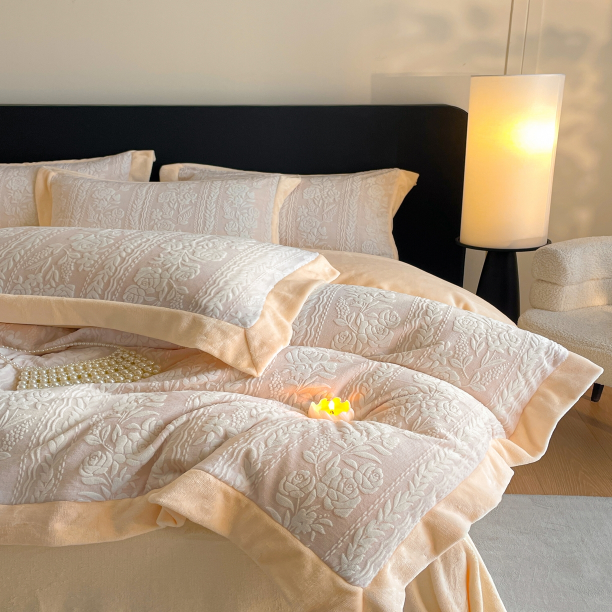 91家纺网 家纺一手货源 找家纺 畅畅家纺 2025新款冬季拼角雕花牛奶绒宽包边床单床笠四件套 巴黎恋人-浅粉