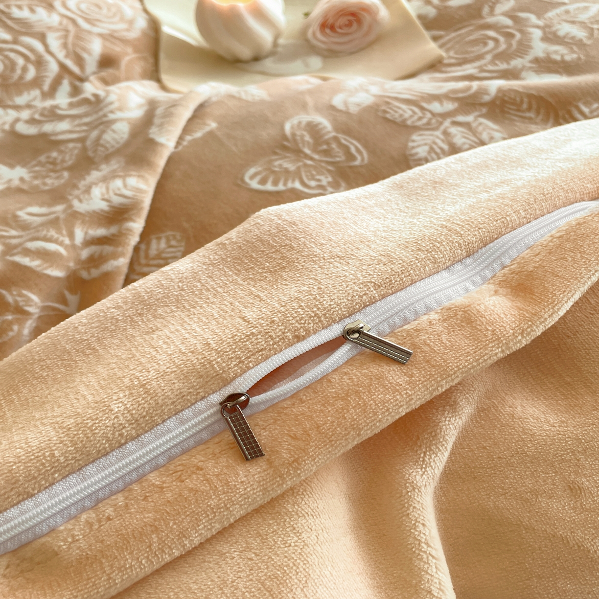 91家纺网 家纺一手货源 找家纺 畅畅家纺 2025新款冬季拼角雕花牛奶绒宽包边床单床笠四件套 永恒之爱-咖