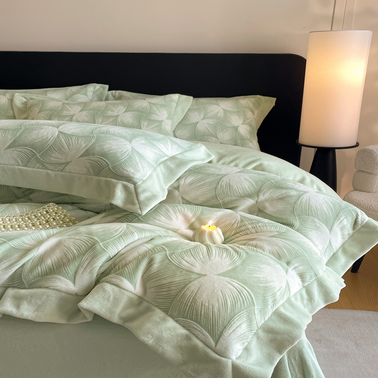 91家纺网 家纺一手货源 找家纺 畅畅家纺 2025新款冬季拼角雕花牛奶绒宽包边床单床笠四件套 都市映像-浅绿