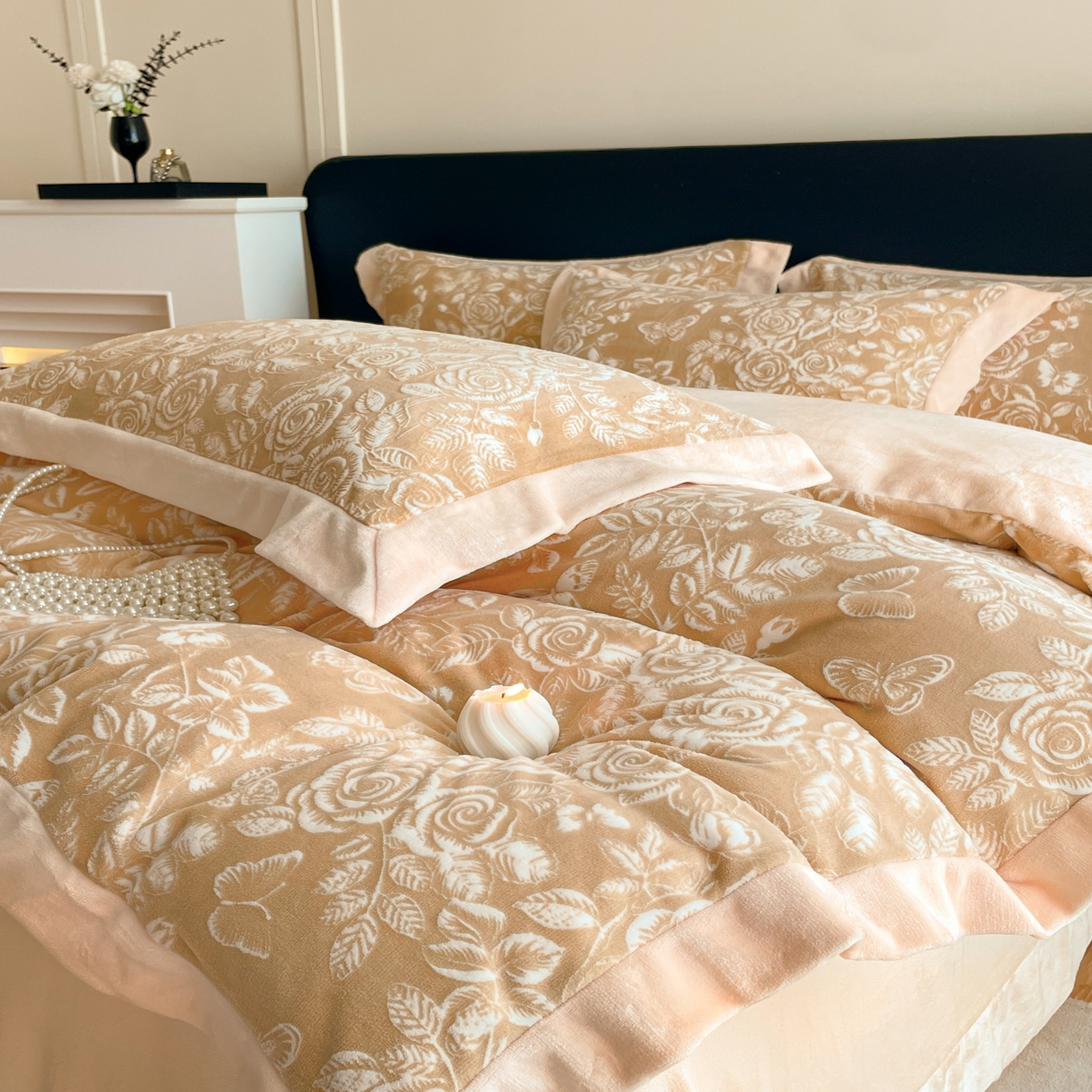 91家纺网 家纺一手货源 找家纺 畅畅家纺 2025新款冬季拼角雕花牛奶绒宽包边床单床笠四件套 永恒之爱-咖