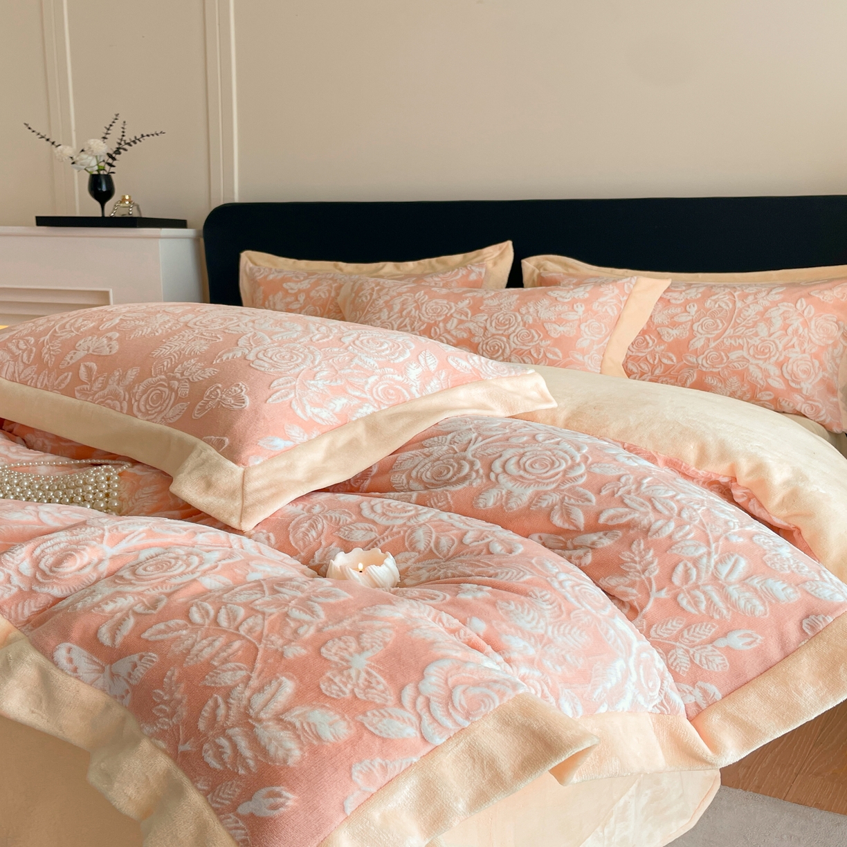 91家纺网 家纺一手货源 找家纺 畅畅家纺 2025新款冬季拼角雕花牛奶绒宽包边床单床笠四件套 永恒之爱-暖粉