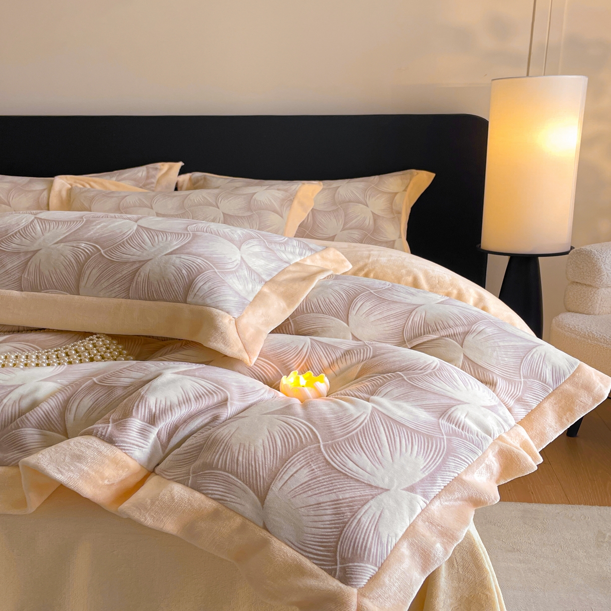 91家纺网 家纺一手货源 找家纺 畅畅家纺 2025新款冬季拼角雕花牛奶绒宽包边床单床笠四件套 都市映像-燕麦色