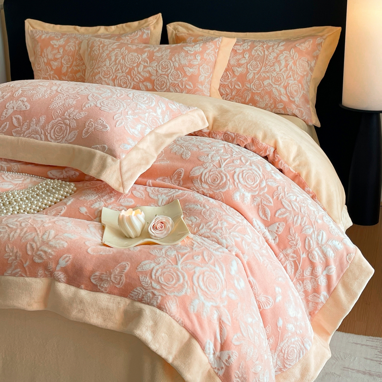 91家纺网 家纺一手货源 找家纺 畅畅家纺 2025新款冬季拼角雕花牛奶绒宽包边床单床笠四件套 永恒之爱-暖粉