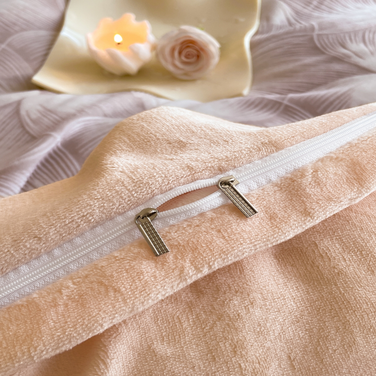 91家纺网 家纺一手货源 找家纺 畅畅家纺 2025新款冬季拼角雕花牛奶绒宽包边床单床笠四件套 都市映像-燕麦色