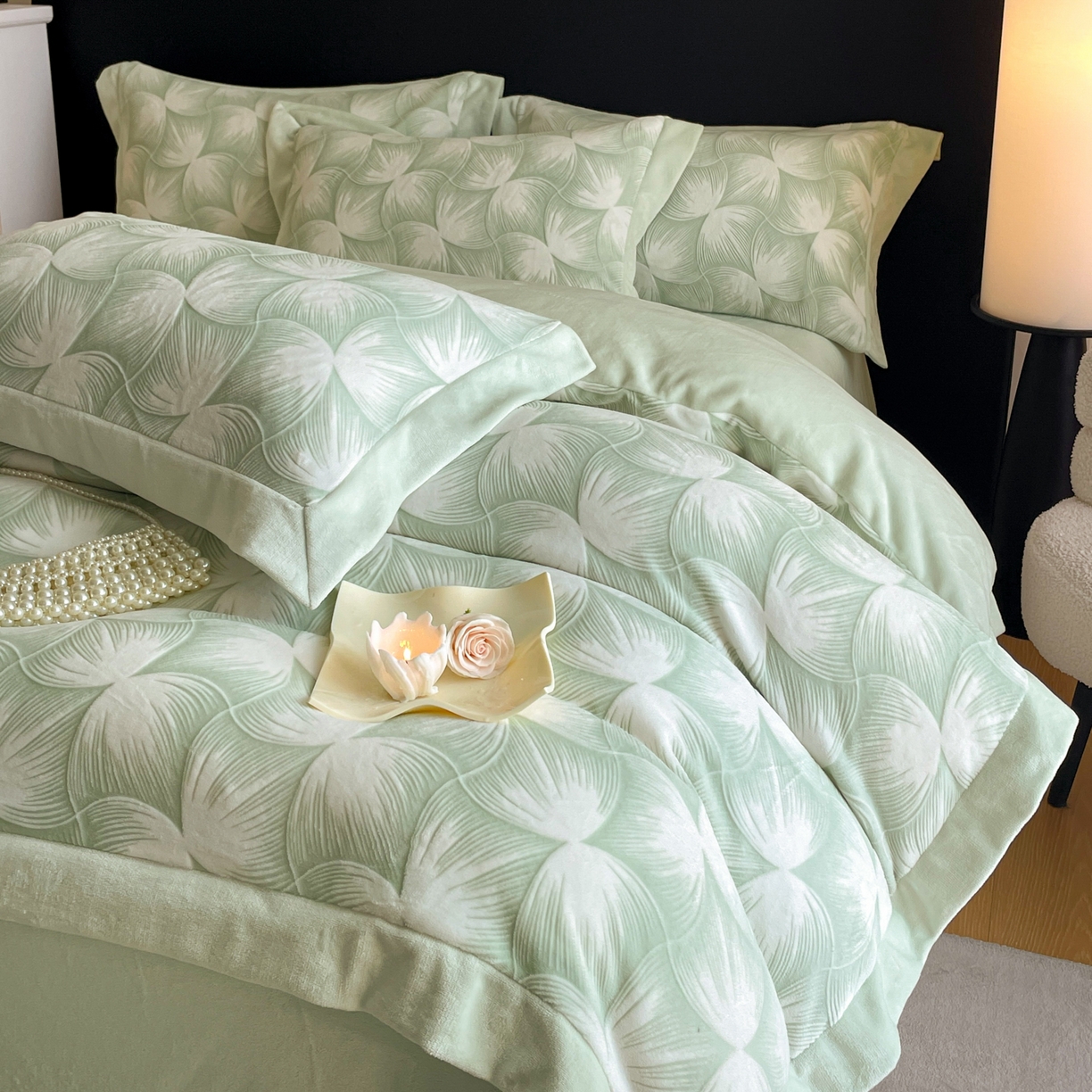 91家纺网 家纺一手货源 找家纺 畅畅家纺 2025新款冬季拼角雕花牛奶绒宽包边床单床笠四件套 都市映像-浅绿