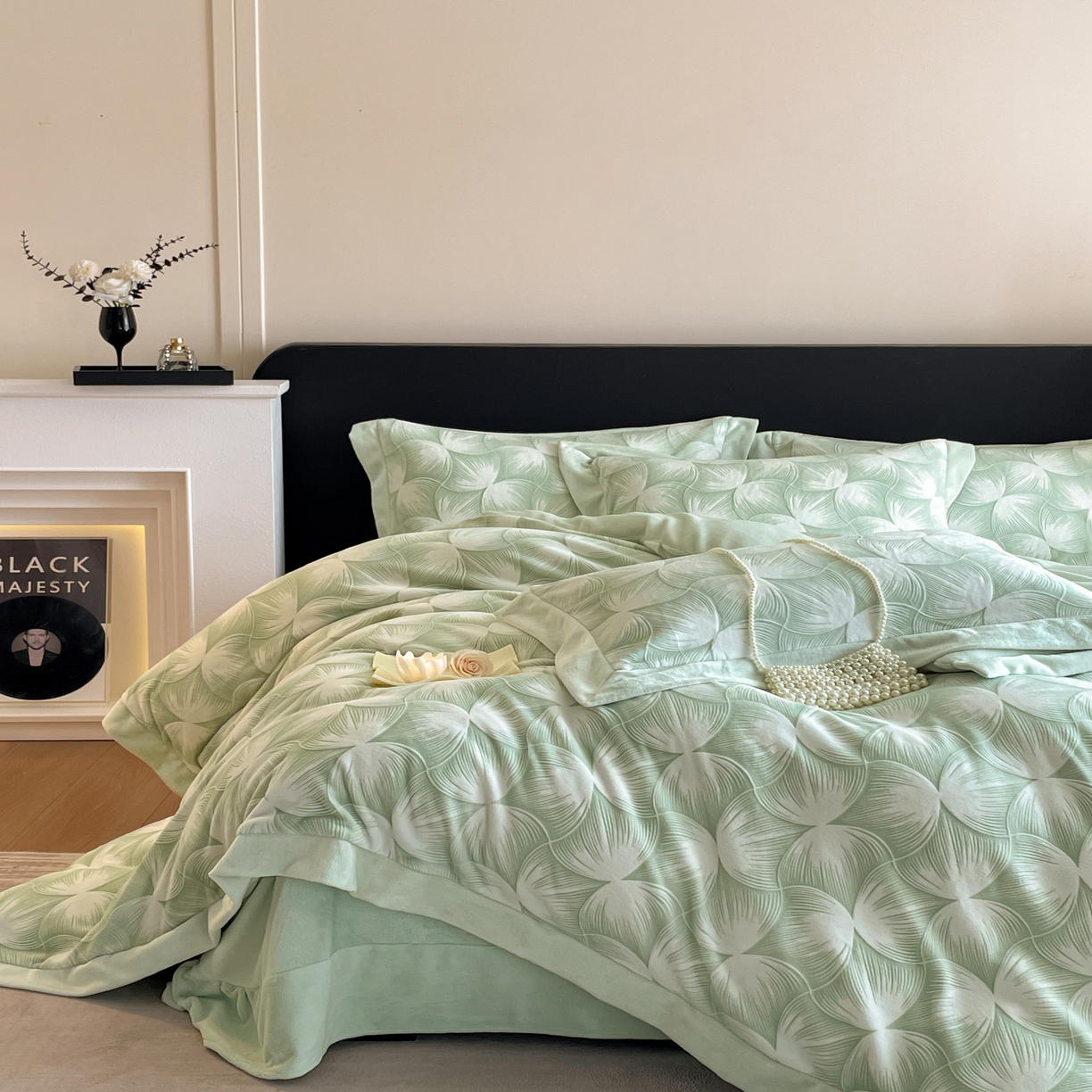 91家纺网 家纺一手货源 找家纺 畅畅家纺 2025新款冬季拼角雕花牛奶绒宽包边床单床笠四件套 都市映像-浅绿