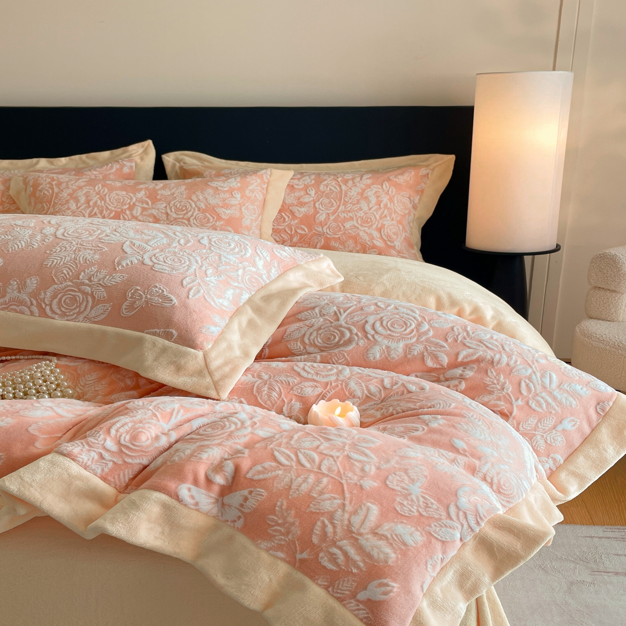 91家纺网 家纺一手货源 找家纺 畅畅家纺 2025新款冬季拼角雕花牛奶绒宽包边床单床笠四件套 永恒之爱-暖粉