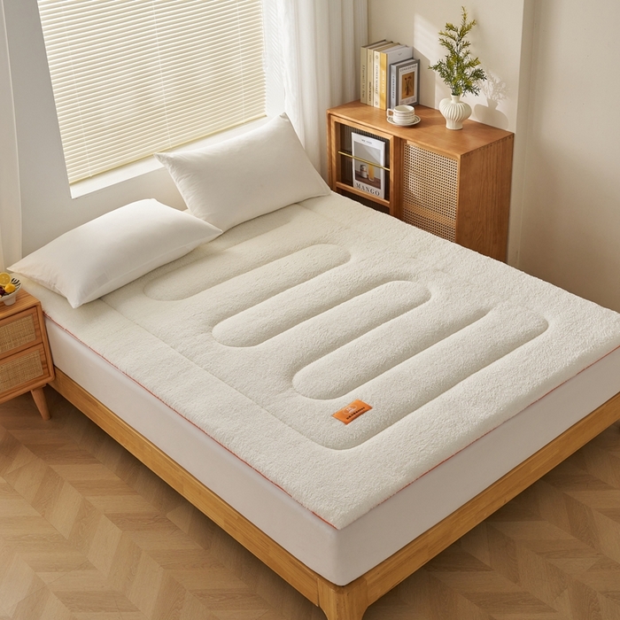 91家纺网 家纺一手货源 找家纺 2025新款加厚保暖羊羔绒加厚床褥床垫羊羔绒床垫-大床图 羊羔绒加厚床褥-米白