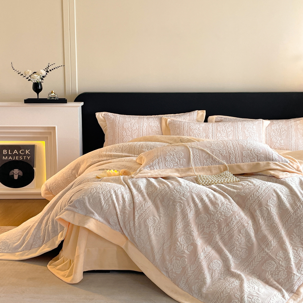 91家纺网 家纺一手货源 找家纺 （总）畅畅家纺 2025新款冬季拼角雕花牛奶绒宽包边床单床笠四件套