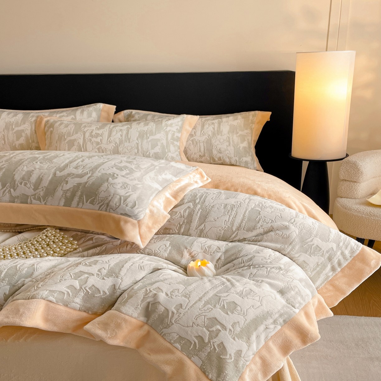 91家纺网 家纺一手货源 找家纺 畅畅家纺 2025新款冬季拼角雕花牛奶绒宽包边床单床笠四件套 英伦骑士-浅米灰