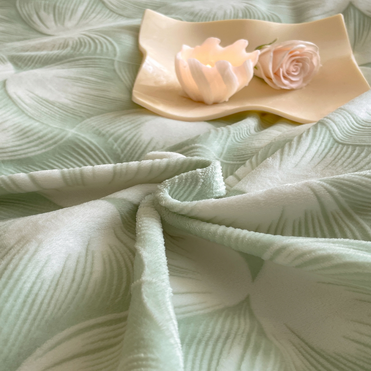 91家纺网 家纺一手货源 找家纺 畅畅家纺 2025新款冬季拼角雕花牛奶绒宽包边床单床笠四件套 都市映像-浅绿