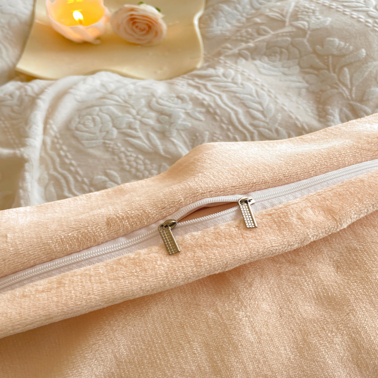 91家纺网 家纺一手货源 找家纺 畅畅家纺 2025新款冬季拼角雕花牛奶绒宽包边床单床笠四件套 巴黎恋人-浅米黄