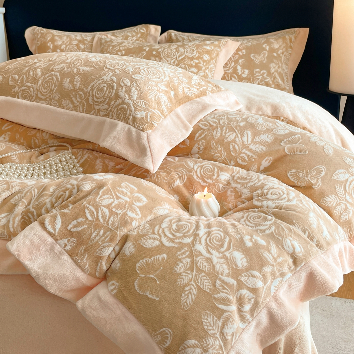 91家纺网 家纺一手货源 找家纺 畅畅家纺 2025新款冬季拼角雕花牛奶绒宽包边床单床笠四件套 永恒之爱-咖