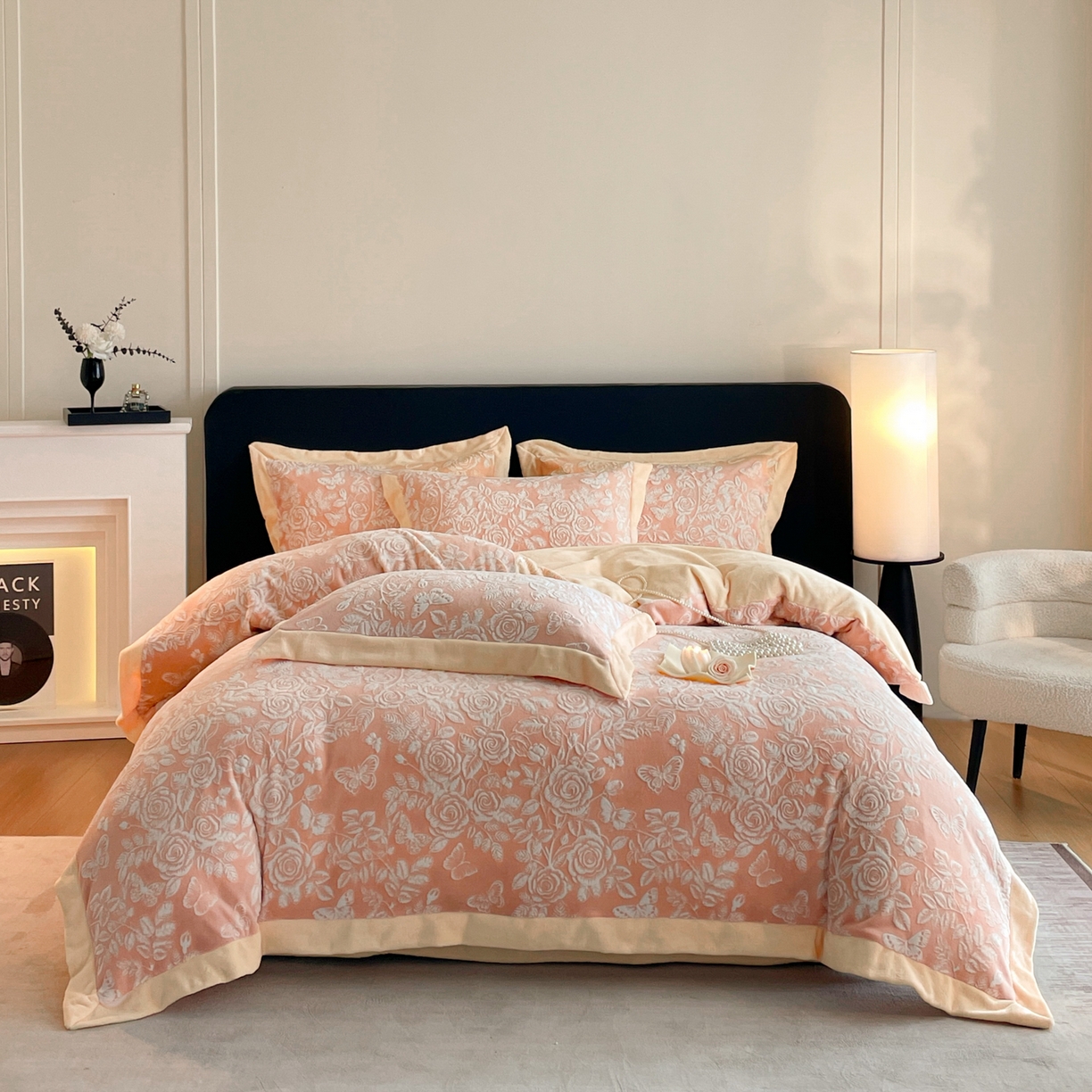 91家纺网 家纺一手货源 找家纺 畅畅家纺 2025新款冬季拼角雕花牛奶绒宽包边床单床笠四件套 永恒之爱-暖粉