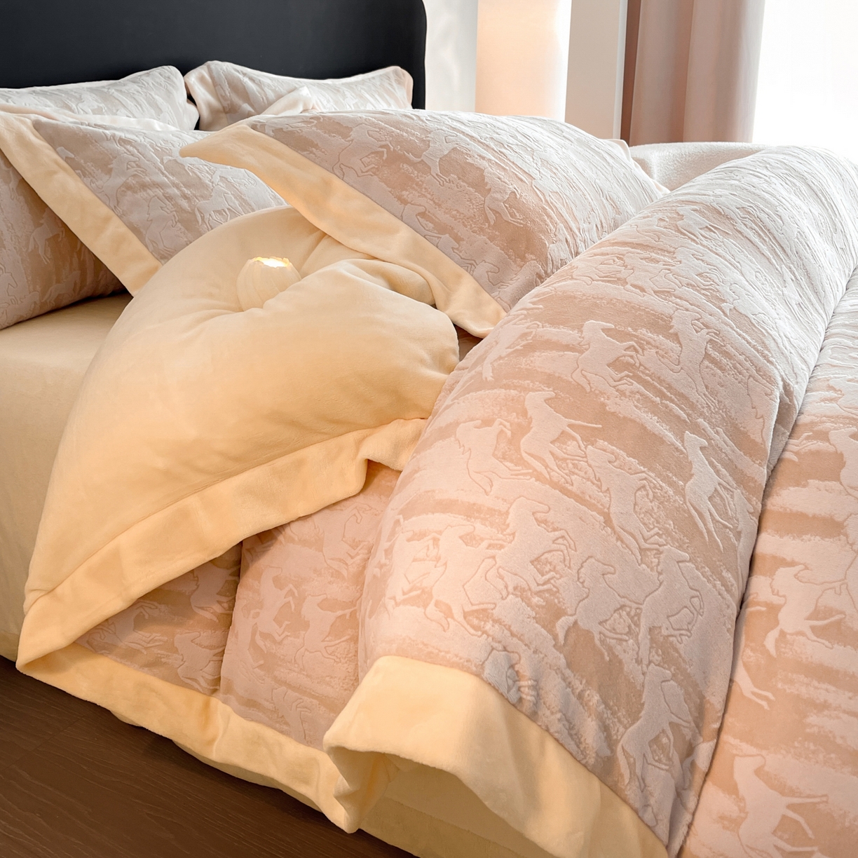 畅畅家纺 2025新款冬季拼角雕花牛奶绒宽包边床单床笠四件套 英伦骑士-浅米咖