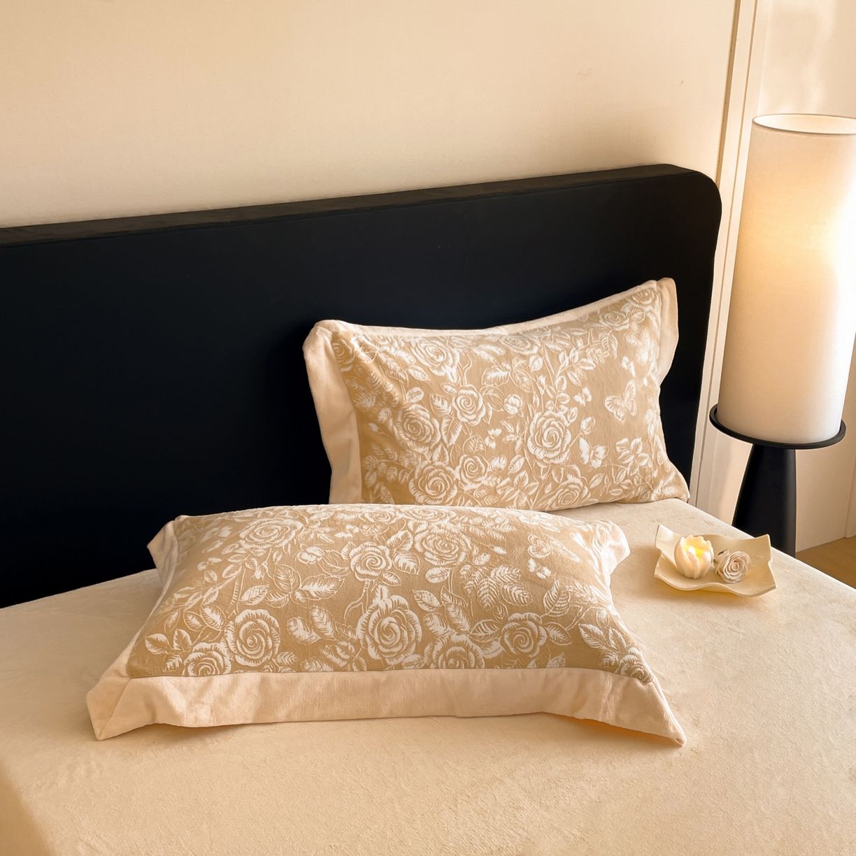 91家纺网 家纺一手货源 找家纺 畅畅家纺 2025新款冬季拼角雕花牛奶绒宽包边床单床笠四件套 永恒之爱-咖