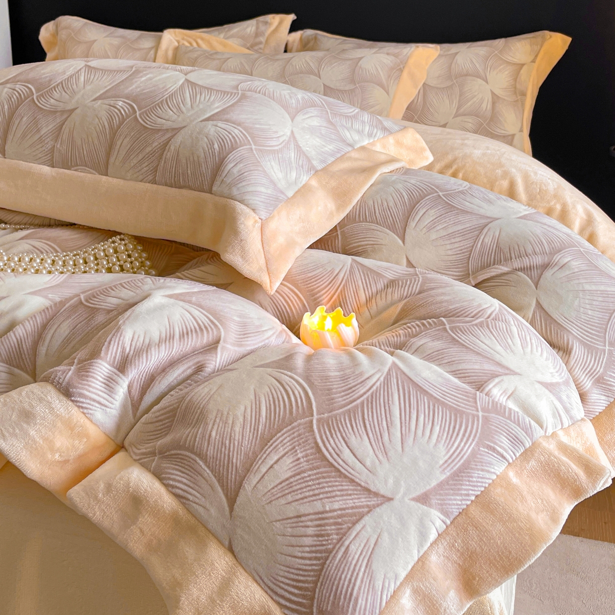 91家纺网 家纺一手货源 找家纺 畅畅家纺 2025新款冬季拼角雕花牛奶绒宽包边床单床笠四件套 都市映像-燕麦色