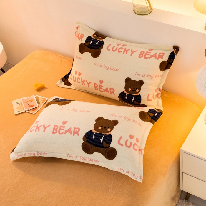 91家纺网 家纺一手货源 找家纺 宅部落 2025新款高克重牛奶绒四件套法莱绒三件套单被套 小睡熊