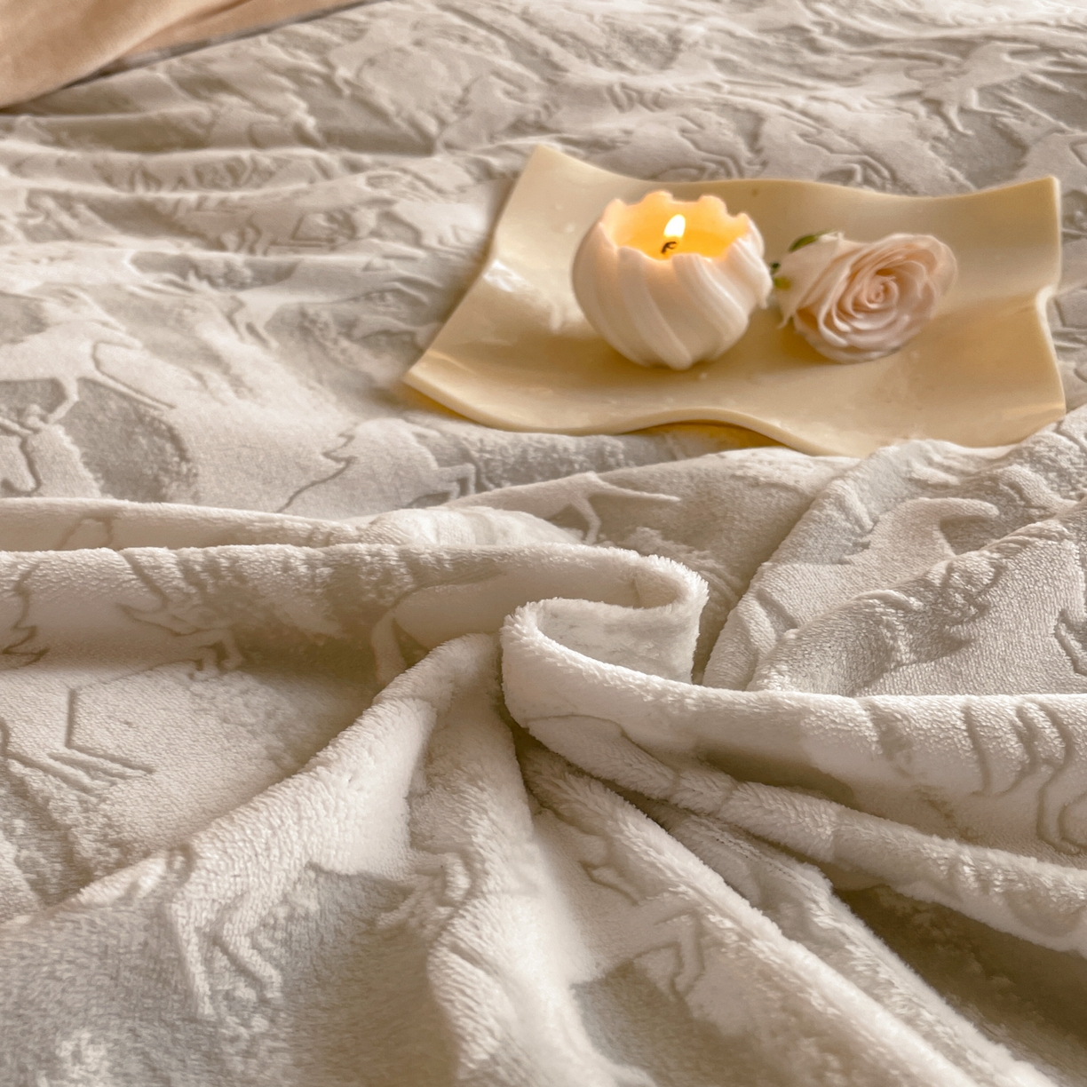 91家纺网 家纺一手货源 找家纺 畅畅家纺 2025新款冬季拼角雕花牛奶绒宽包边床单床笠四件套 英伦骑士-浅米灰