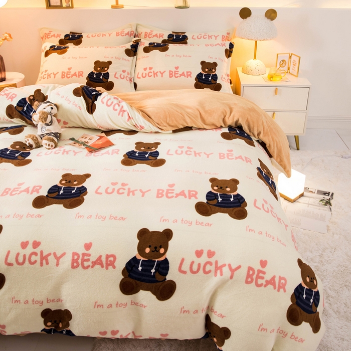 91家纺网 家纺一手货源 找家纺 宅部落 2025新款高克重牛奶绒四件套法莱绒三件套单被套 小睡熊