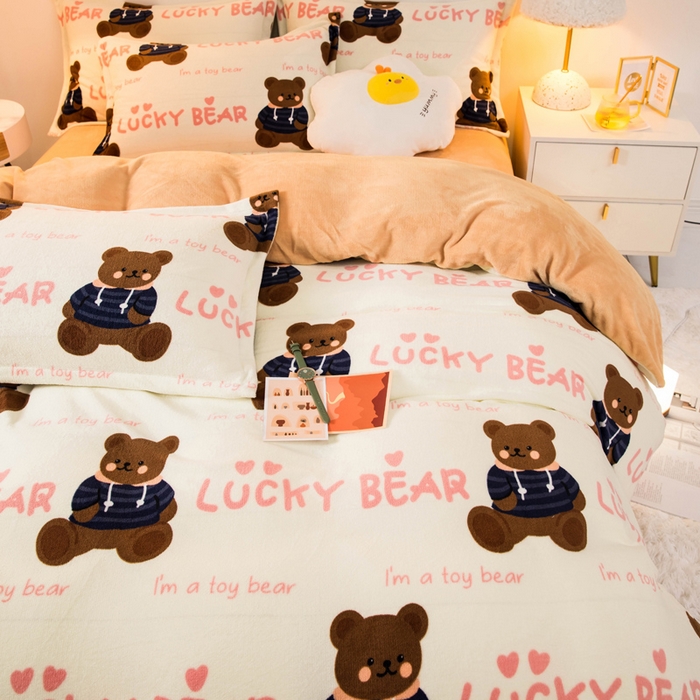 91家纺网 家纺一手货源 找家纺 宅部落 2025新款高克重牛奶绒四件套法莱绒三件套单被套 小睡熊