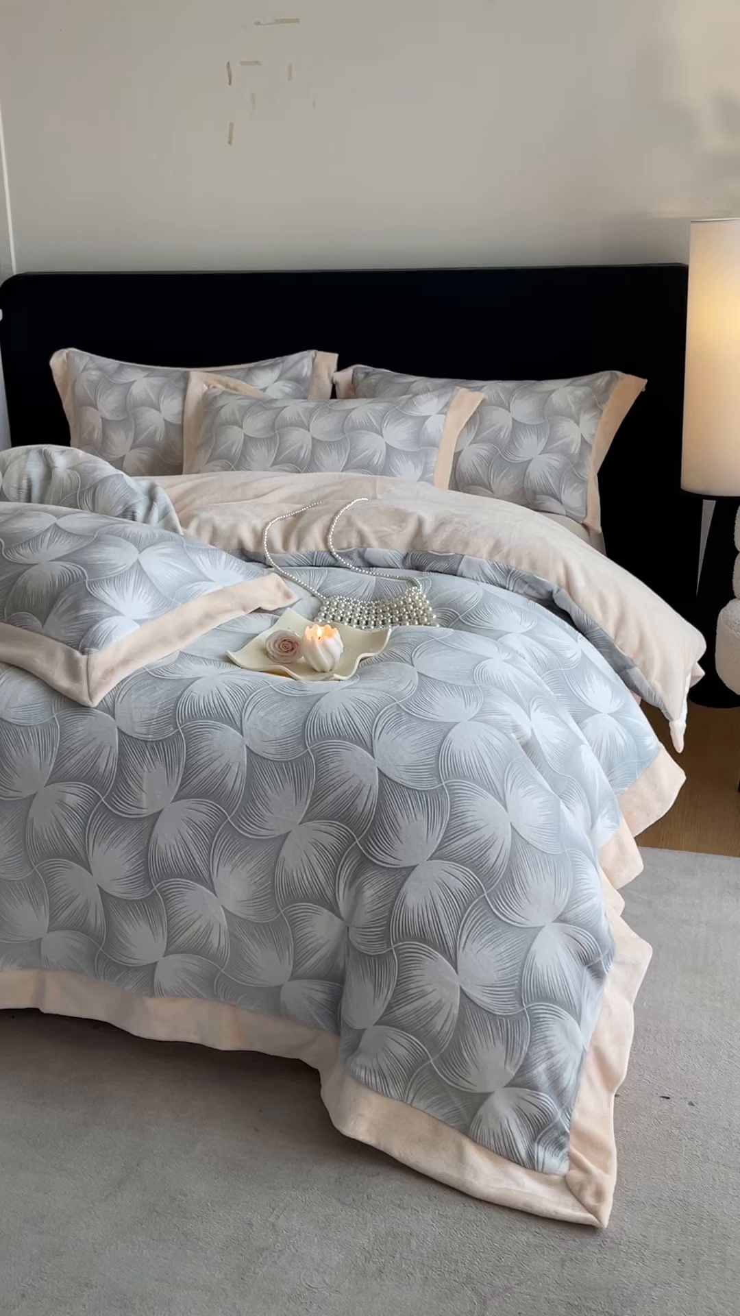 91家纺网 家纺一手货源 找家纺 畅畅家纺 2025新款冬季拼角雕花牛奶绒宽包边床单床笠四件套 都市映像-浅灰