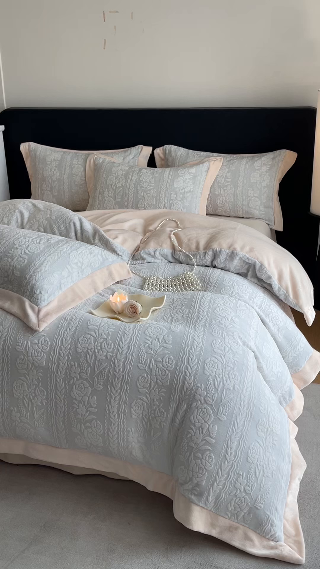 91家纺网 家纺一手货源 找家纺 畅畅家纺 2025新款冬季拼角雕花牛奶绒宽包边床单床笠四件套 巴黎恋人-浅灰