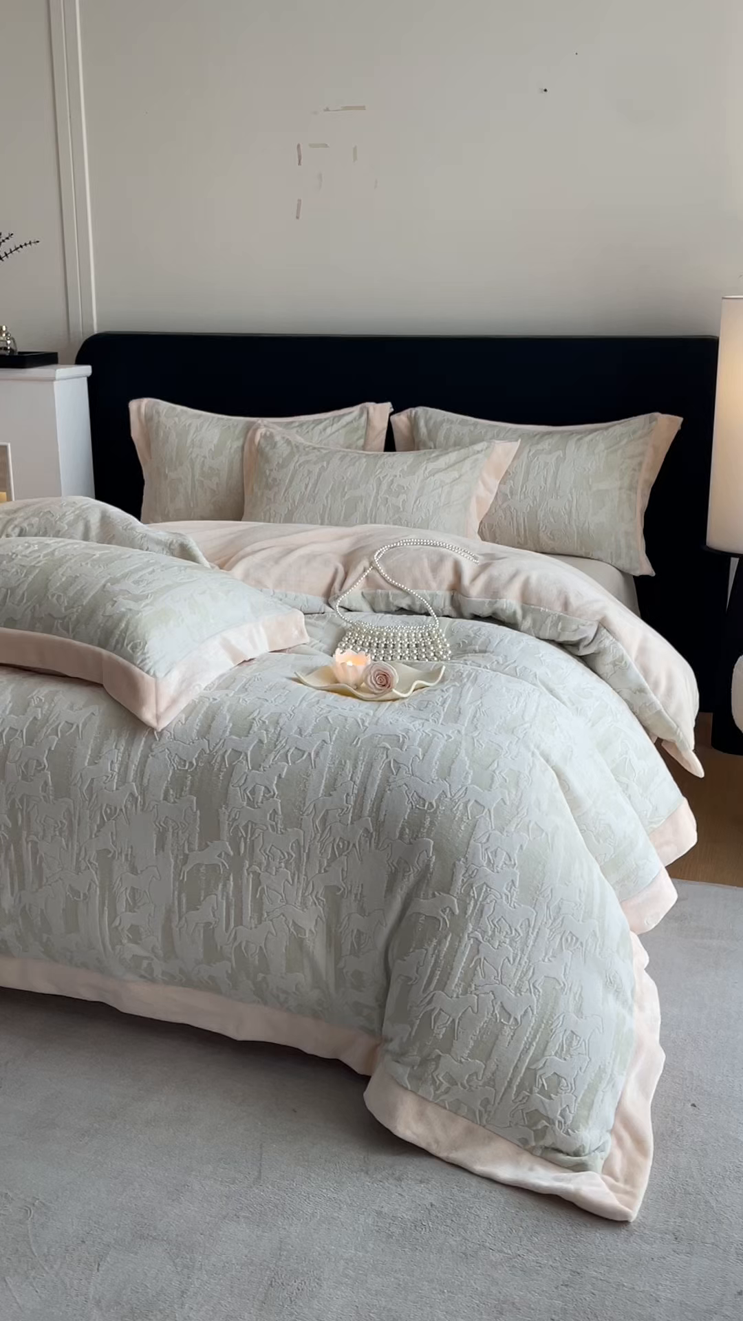 91家纺网 家纺一手货源 找家纺 畅畅家纺 2025新款冬季拼角雕花牛奶绒宽包边床单床笠四件套 英伦骑士-浅绿