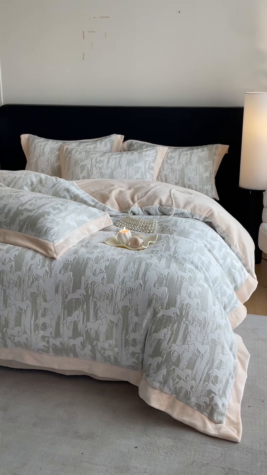 91家纺网 家纺一手货源 找家纺 畅畅家纺 2025新款冬季拼角雕花牛奶绒宽包边床单床笠四件套 英伦骑士-浅米灰