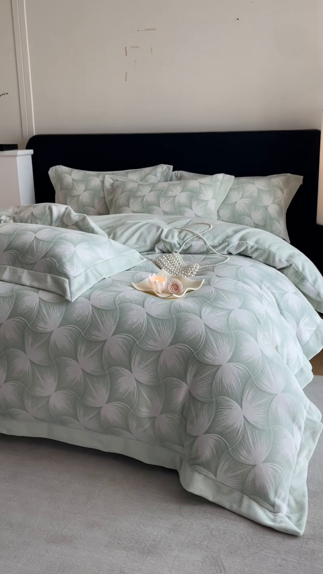 91家纺网 家纺一手货源 找家纺 畅畅家纺 2025新款冬季拼角雕花牛奶绒宽包边床单床笠四件套 都市映像-浅绿