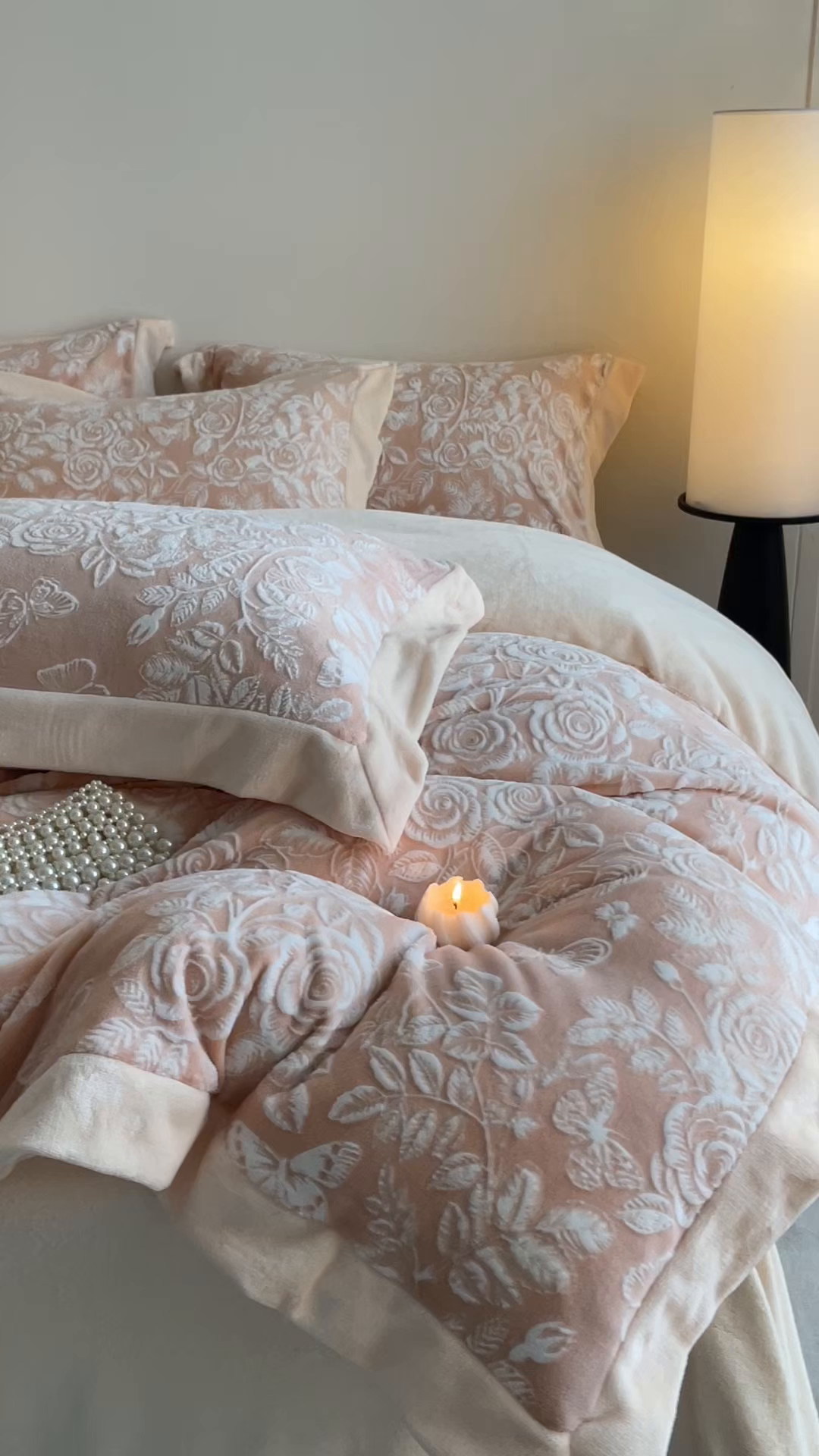 91家纺网 家纺一手货源 找家纺 畅畅家纺 2025新款冬季拼角雕花牛奶绒宽包边床单床笠四件套 永恒之爱-暖粉