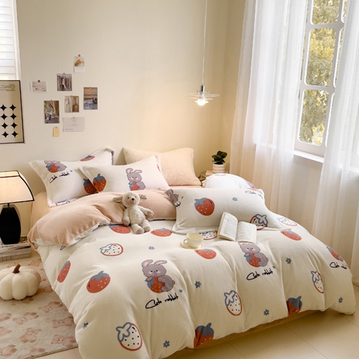 91家纺网 家纺一手货源 找家纺 宅部落 2025新款高克重牛奶绒四件套法莱绒三件套单被套 草莓兔