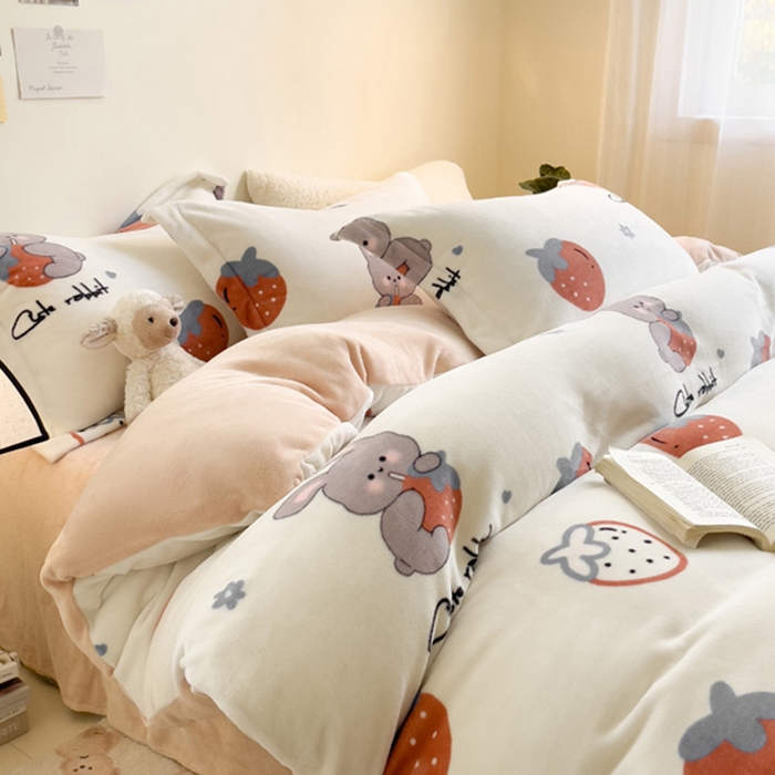 91家纺网 家纺一手货源 找家纺 宅部落 2025新款高克重牛奶绒四件套法莱绒三件套单被套 草莓兔