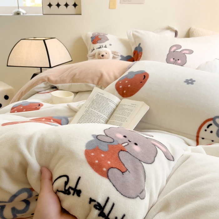 91家纺网 家纺一手货源 找家纺 宅部落 2025新款高克重牛奶绒四件套法莱绒三件套单被套 草莓兔