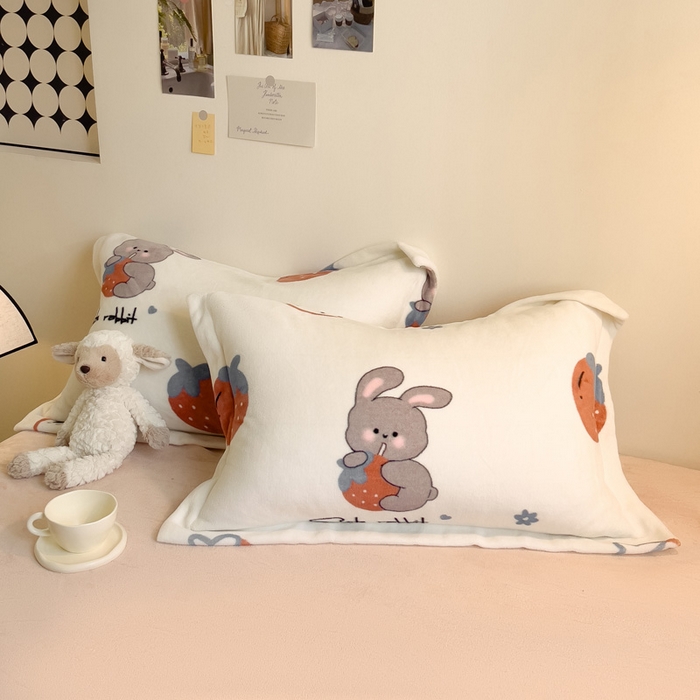 91家纺网 家纺一手货源 找家纺 宅部落 2025新款高克重牛奶绒四件套法莱绒三件套单被套 草莓兔