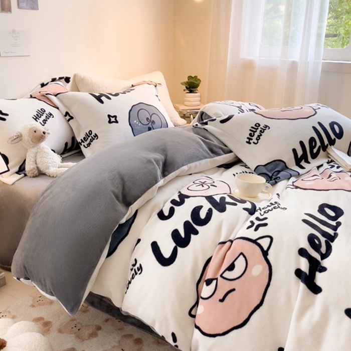 91家纺网 家纺一手货源 找家纺 宅部落 2025新款高克重牛奶绒四件套法莱绒三件套单被套 愤怒的小煤球