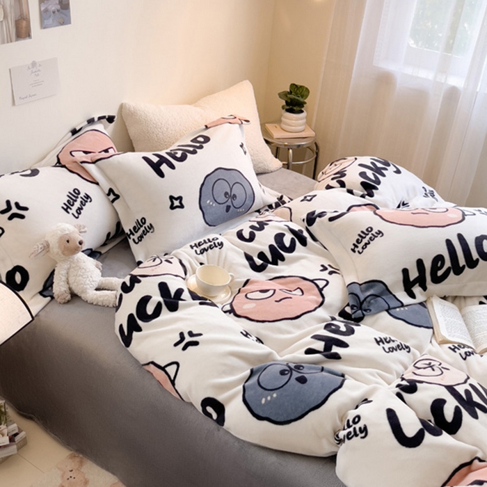 91家纺网 家纺一手货源 找家纺 宅部落 2025新款高克重牛奶绒四件套法莱绒三件套单被套 愤怒的小煤球