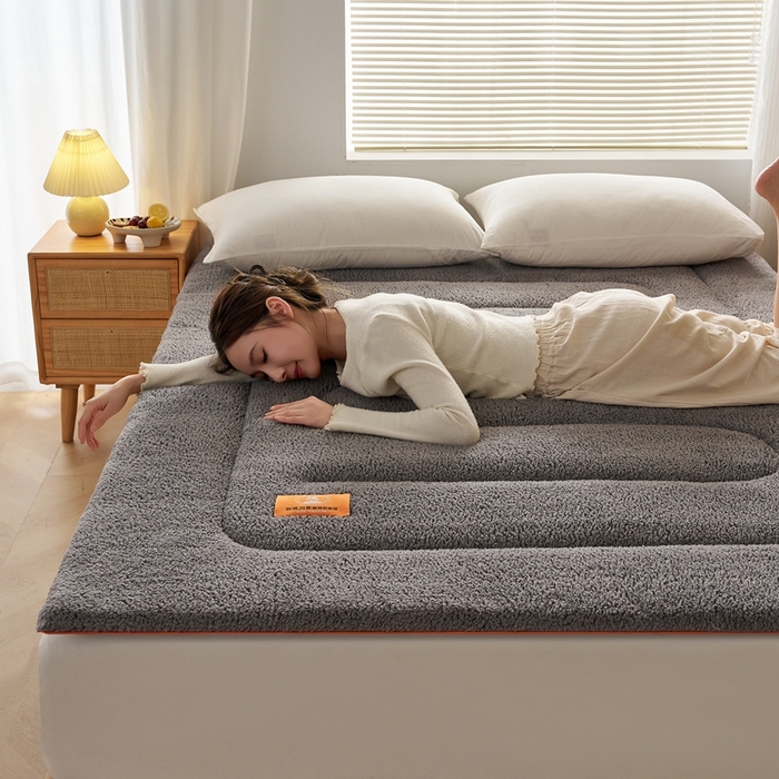 91家纺网 家纺一手货源 找家纺 2025新款加厚保暖羊羔绒加厚床褥床垫羊羔绒床垫-大床图 羊羔绒加厚床褥-典雅灰