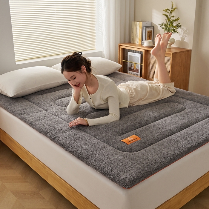 91家纺网 家纺一手货源 找家纺 2025新款加厚保暖羊羔绒加厚床褥床垫羊羔绒床垫-大床图 羊羔绒加厚床褥-典雅灰